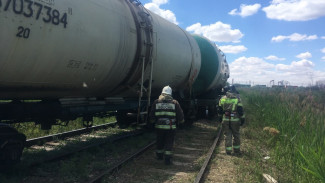 В Астрахани произошёл сход двух вагонов с бензином