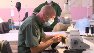 Астраханские осуждённые занимаются производством мужских носков 