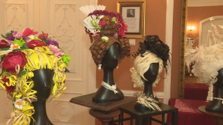 В Астрахани открылась выставка бумажных париков