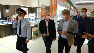 В Астрахани в ТЦ “Ярмарка” проверили соблюдение масочного режима