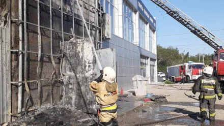 В Астрахани ликвидировали пожар в магазине стройматериалов