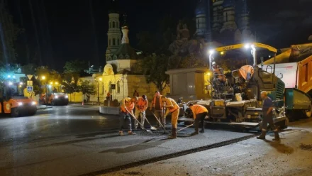 В Астрахани на улице Калинина укладывают верхний слой асфальта