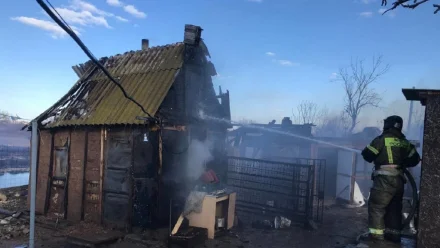 Под Астраханью горят камыш и хозпостройки на площади 200 кв. м