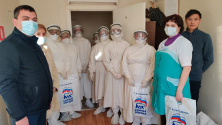 Ахтубинские врачи, работающие в «красной зоне», получили помощь от волонтерского центра «Единой России»