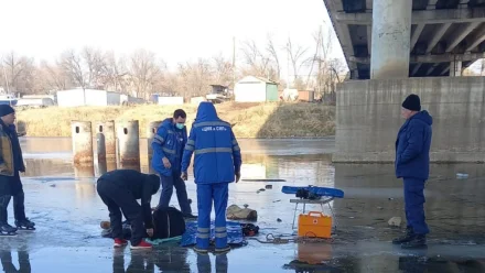 В Астрахани спасатели эвакуировали со льда травмированного рыбака