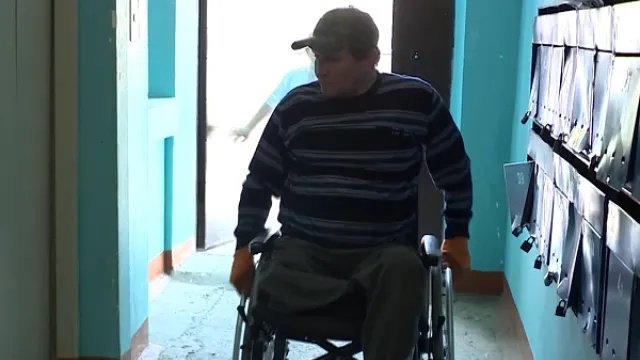 В Астрахани инвалид-колясочник 8 лет ждет установки пандуса