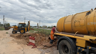 В Трусовском районе Астрахани устраняют крупный прорыв канализации 