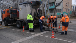 В Астрахани проводят ямочный ремонт по технологии литого асфальта