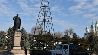 Главную ёлку Астрахани устанавливают на площади Ленина