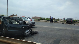 В Астрахани на Новом мосту лихач устроил ДТП
