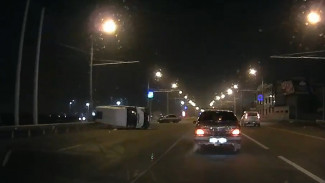 В Астрахани на Аэропортовском шоссе опрокинулась маршрутка