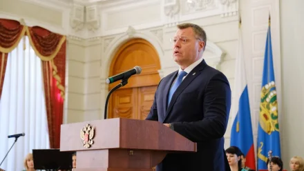 Игорь Бабушкин наградил заслуженных астраханцев и вручил паспорта 15 школьникам