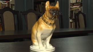 Астраханской картинной галерее передали в дар статуэтки известных фарфоровых заводов