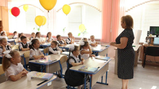 Игорь Бабушкин поздравил астраханских педагогов с Днём учителя