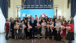 Игорь Бабушкин поздравил астраханок с Днём матери