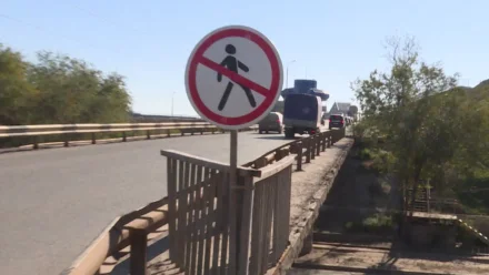 В Астрахани упавшее ограждение Старого моста до сих пор не восстановили