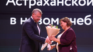 Игорь Бабушкин наградил лучших астраханских педагогов
