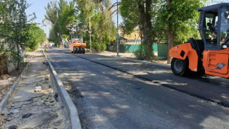 В Астрахани ремонтируют дороги и тротуары, ведущие к школам и детсадам