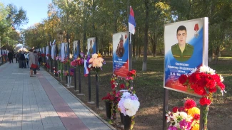 В астраханском посёлке состоялось открытие памятных портретов погибших участников СВО