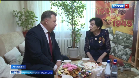 Администрация Астрахани поздравили с праздником Великой Победы и жительницу блокадного Ленинграда