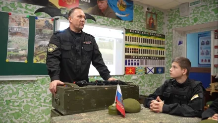 Астраханский ветеран СВО обучает военному делу юных казаков