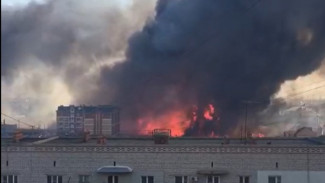 В Ленинском районе Астрахани произошёл пожар площадью более 2800 кв. метров 