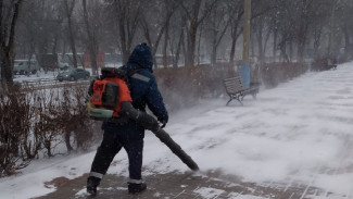 В Астрахани более 130 коммунальщиков и 16 единиц техники убирают снег