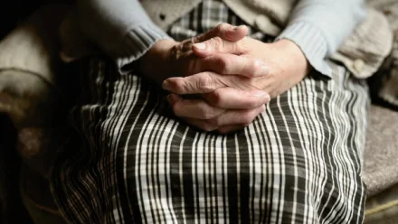 Астраханским работающим пенсионерам продлили больничные до 11 июня