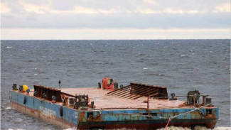 В Каспийском море села на мель грузовая баржа, следовавшая из Астрахани