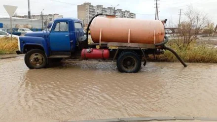 С улиц Астрахани откачали 140 кубометров дождевой воды