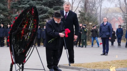 В Астрахани в День защитника Отечества возложили венки к Вечному Огню