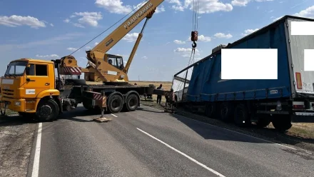 На трассе в Астраханской области у грузовика оторвался прицеп с кирпичами