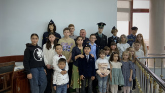 Юным астраханцам провели экскурсию по музею управлению судебных приставов