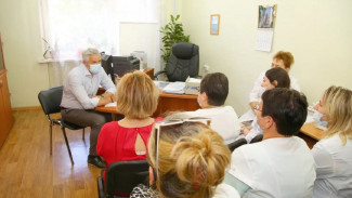 Леонид Огуль встретился с медиками и пациентами больниц Наримановского района