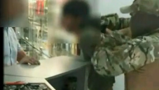 В Астрахани владельца сервисного центра по ремонту телефонов задержали за грабёж