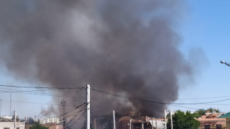 В Астрахани возле троллейбусного парка потушили крупный пожар