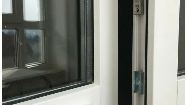 В Астрахани маленький ребёнок закрыл родителей на балконе в пятиэтажке