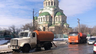 В Астрахани у храма Святого Владимира произошёл прорыв канализации