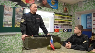 Астраханский ветеран СВО обучает военному делу юных казаков