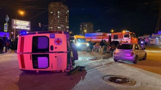 В Астрахани при опрокидывании машины скорой помощи пострадали 3 человека