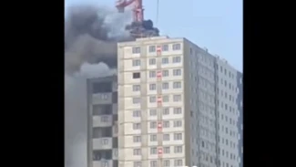 В Астрахани потушили мощный пожар на крыше многоэтажки 