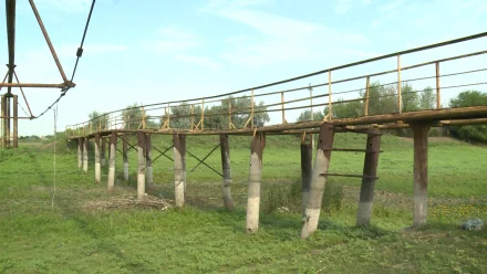 Аварийный мост в астраханском посёлке не могут отремонтировать из-за бюрократических проволочек