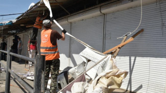 В Астрахани на Больших Исадах демонтируют незаконные навесы