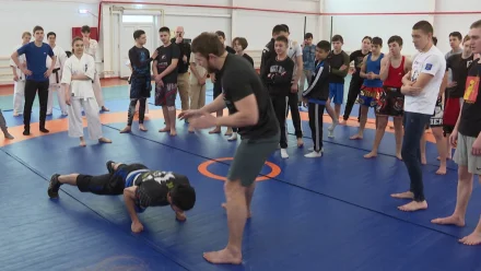 Профессиональный боец MMA провёл мастер-класс для спортсменов из Астрахани