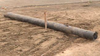 В Астрахани двор жилого дома заливает водой из-за прохудившихся труб