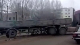 В Астрахани полицейские нашли водителя “МАЗа”, снёсшего металлический забор