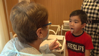 В сёлах Астраханской области врачи проводят диагностику и консультацию детей