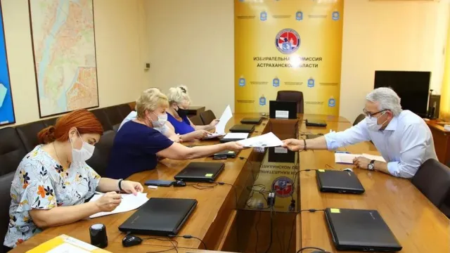 Леонид Огуль подал документы в избирком Астраханской области