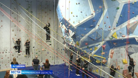 Воспитанники астраханского центра хореографии "Лотос" осваивают высоту