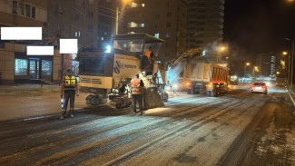 В Астрахани на проезде Воробьёва снимают старое дорожное покрытие